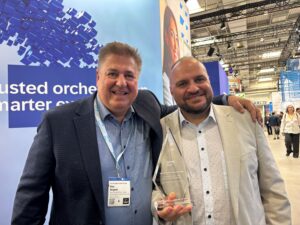 Award_Uwe_Roman Syntax ist SAP Supply Chain Management Partner des Jahres 2026. Uwe Jürgens, Vice President Sales Europe bei Syntax, (l.) und Roman Freidel, Director Manufacturing Industry Principal bei Syntax, (r.) mit dem Award.