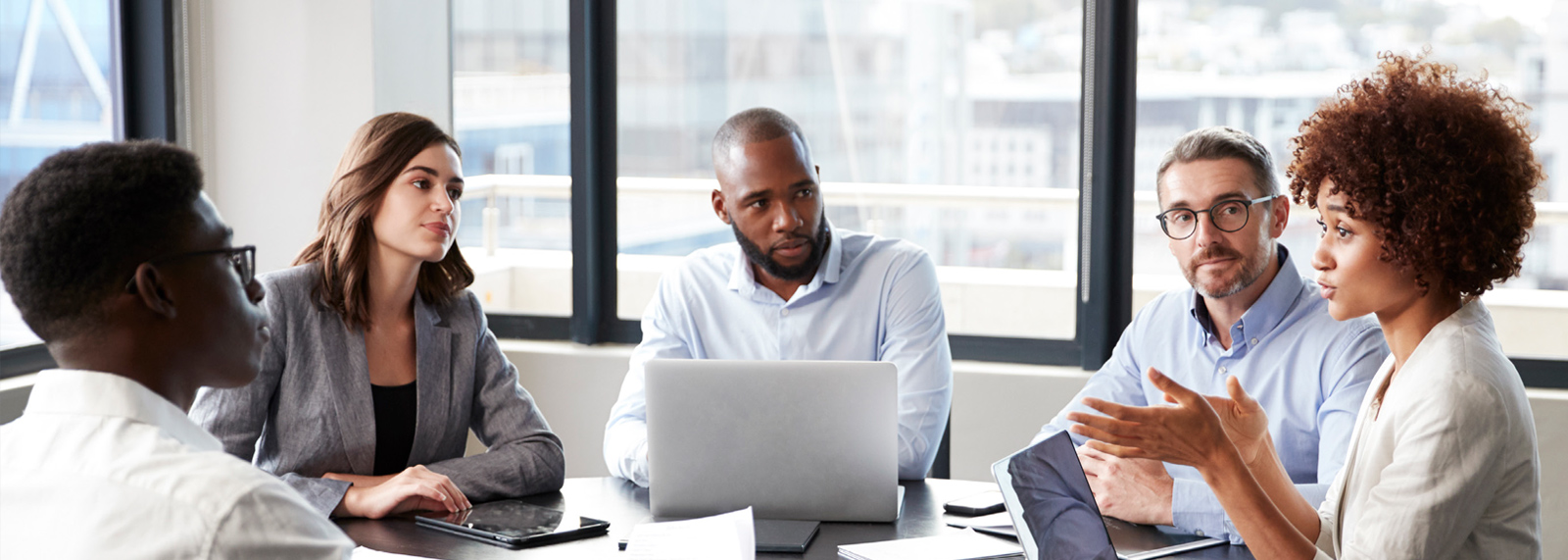 team members in a meeting about syntax cloud oracle infrastructure