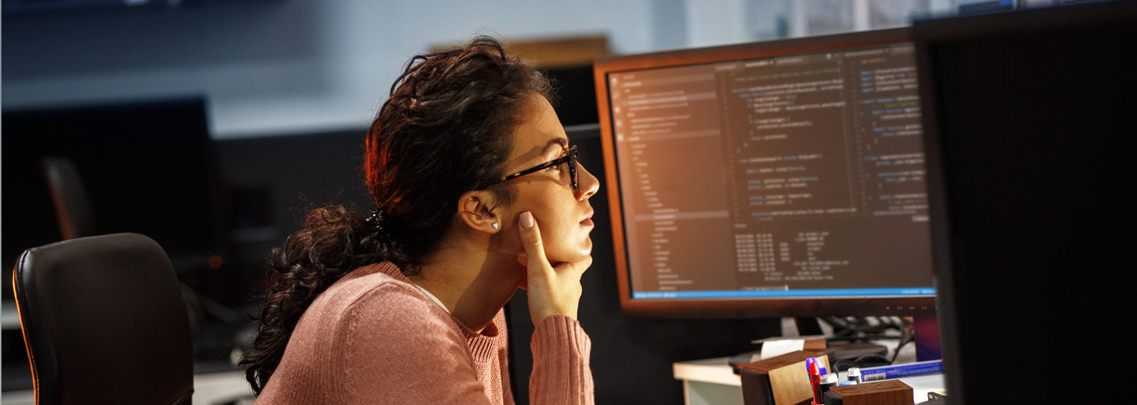 woman with glasses looking at computer oracle emp 11.2.7