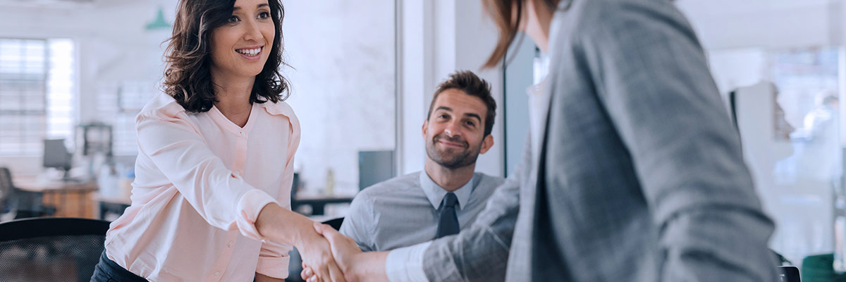 two people shaking hands choosing the right cloud migration partner